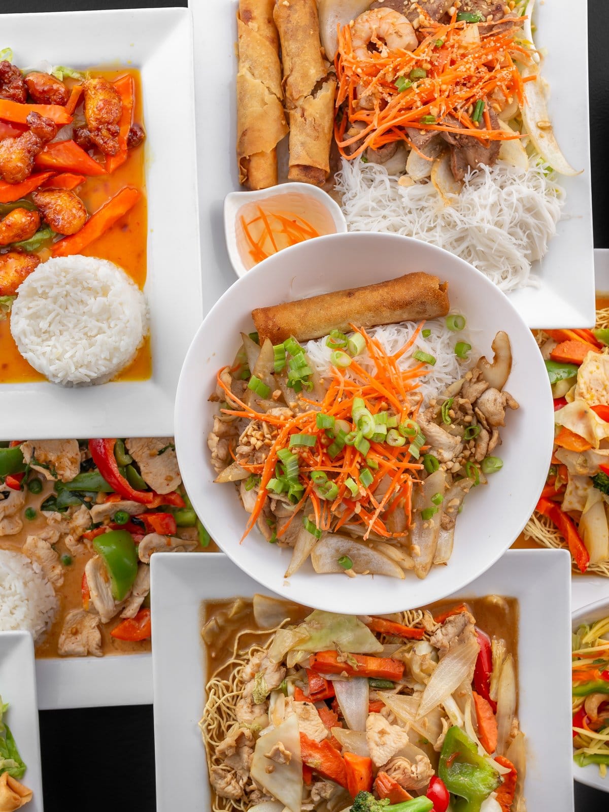 Chef familial préparant une cuisine thaïe authentique au Restaurant Krong Thai depuis 2008