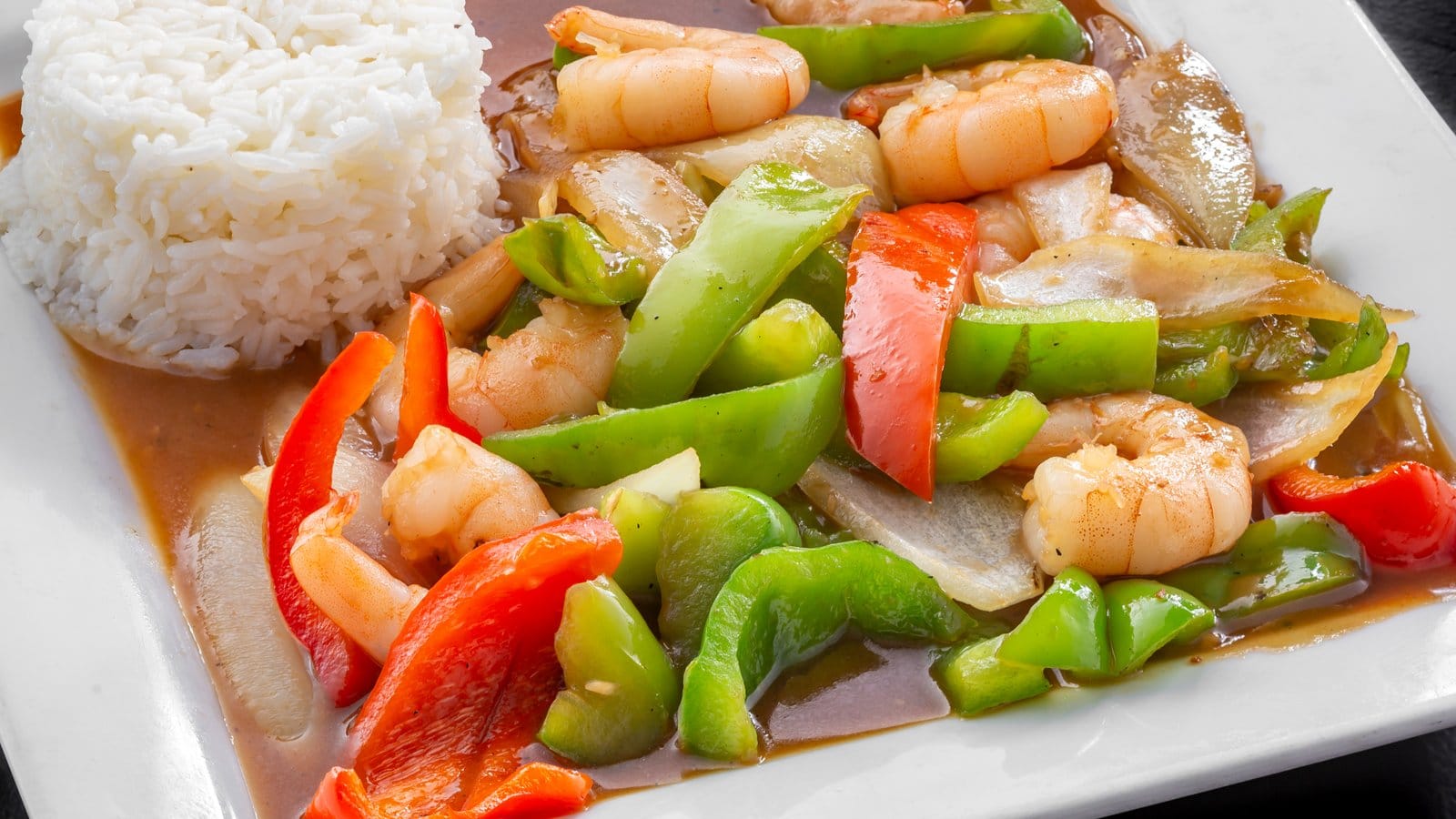 Intérieur du Restaurant Krong Thai Gatineau — apportez votre vin, stationnement gratuit, accessible